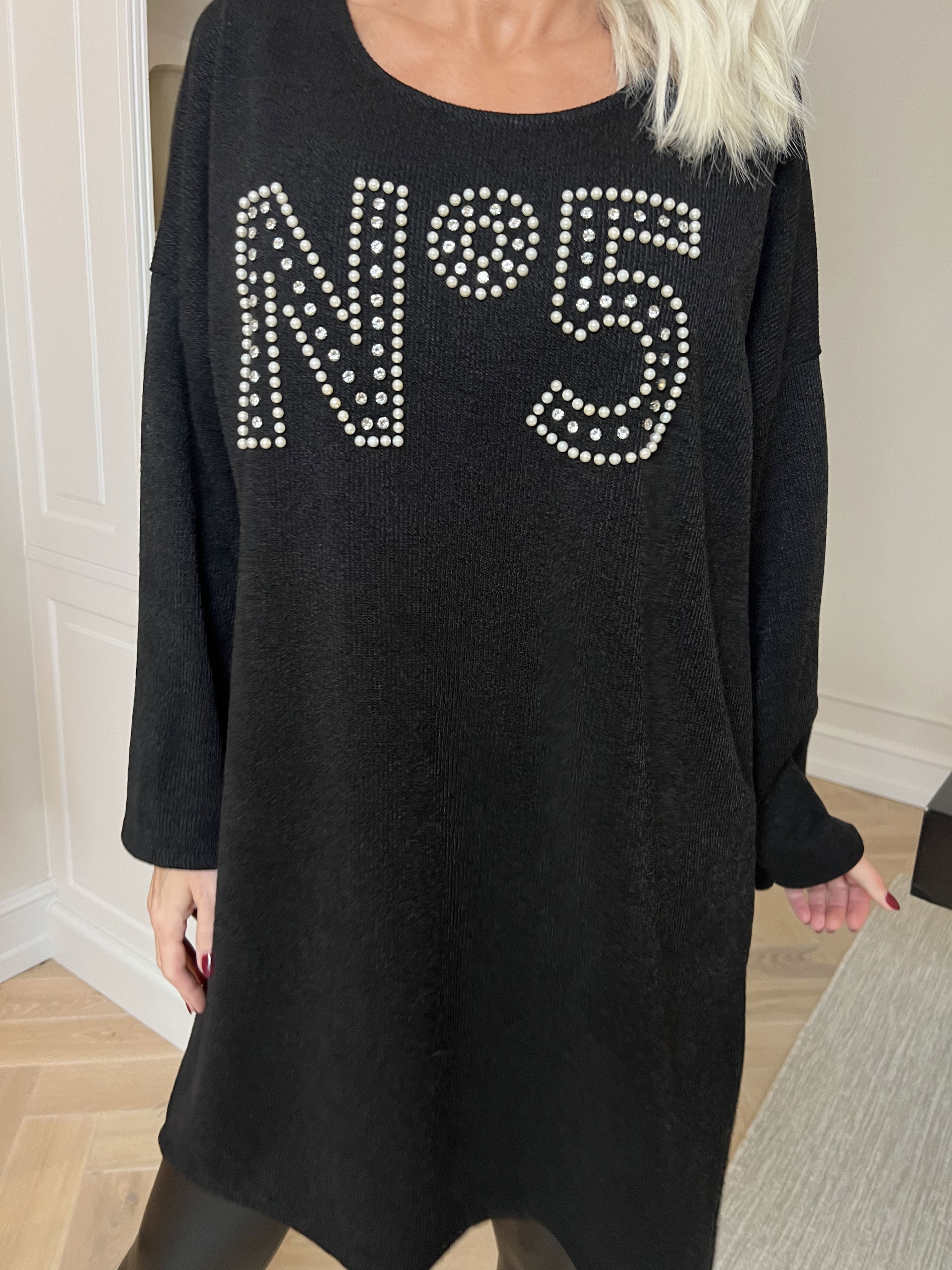 Jana - Blød og let strikkjole med similisten og perler på brystet